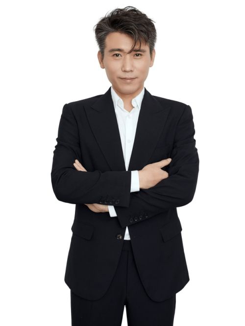 李乃文，1974年10月18日出生于宁夏回族自治区，籍贯天津，中国内地男演员，毕业于中央戏剧学院。
1998年，开始从事话剧演出，先后出演了《恋爱的犀?！贰渡钚恪返榷嗖炕熬缱髌?。2003年，主演情景喜剧《好市多多》。2004年，主演都市情感剧《动什么别动感情》。2006年，主演都市励志电影《围剿》。2007年，主演战争电影《集结号》。2009年主演剧情电影《重来》。2010年主演剧情电影《我是植物人》。2011年，主演年代情感剧《钢的琴》。2012年，主演都市情感喜剧《玫瑰炒肉丝》。2018年，主演都市情感剧《恋爱先生》、年代情感剧《爱情的边疆》。2020年，主演古装剧《大秦赋》。2022年主演年代谍战剧《信仰》、家庭悬疑剧《回来的女儿》。2023年，获得中央广播电视总台第1届中国电视剧年度盛典年度男演员奖；同年主演的警匪犯罪电影《坚如磐石》上映。